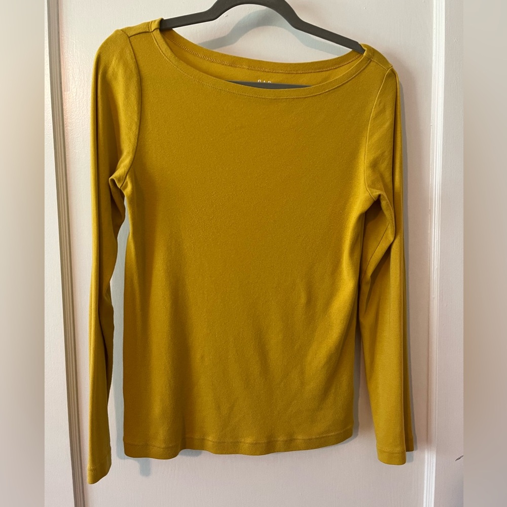 Women’s Gap long sleeve boatneck Favorite T. Size medium. Lemon Curry color.